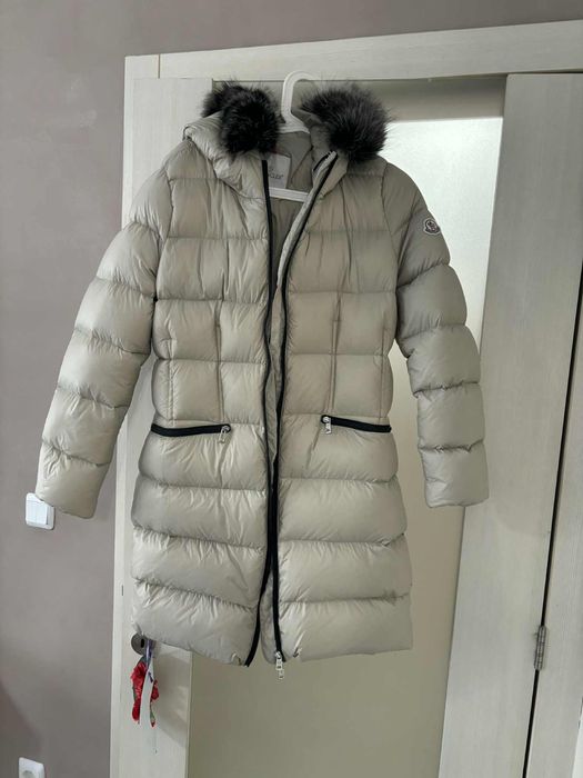 Яке Moncler с яка от естествен косъм