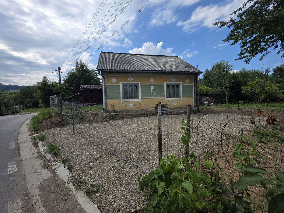 Vând teren de 26 ari cu casă și anexe în orașul Solca, lângă piață