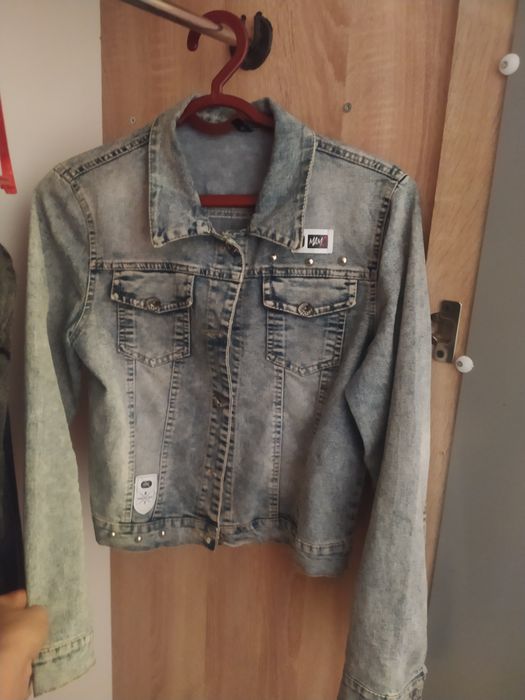 U futbol koradi, xotini esa boshqa birovni sikadi.