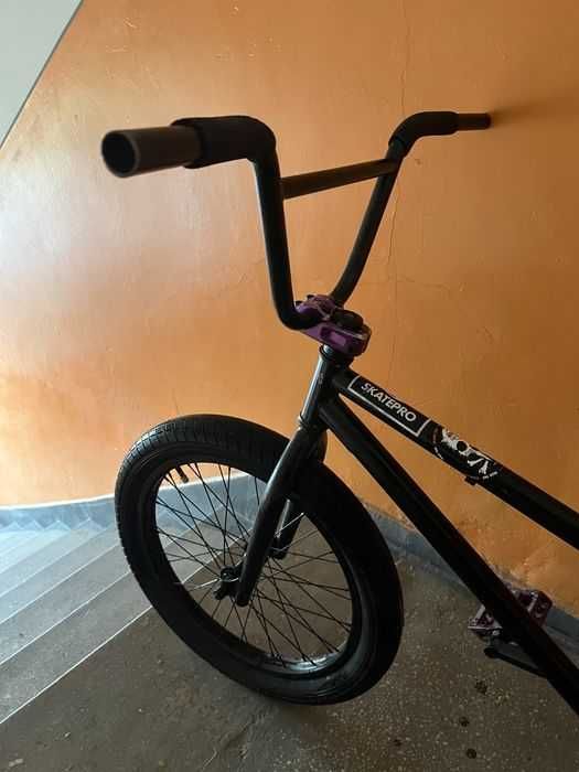 Vând bmx custom.