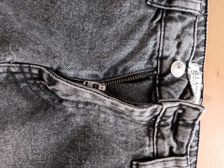 Дамски черни дънки размер 36.