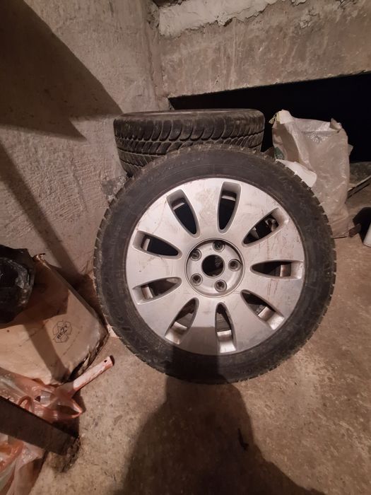 Продавам  зимни гуми 16 ки свалени от ауди а 4. Гумите са на един сезо