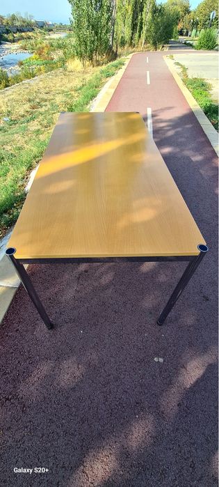 Бюро от марката USM Haller, класическа мебел за офис или дома,