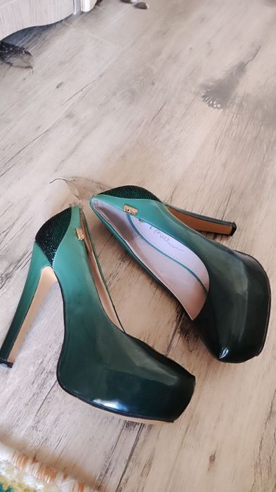 Туфли вечерние продаются