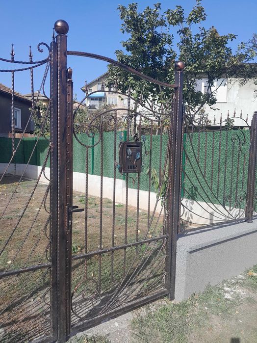 Изделия от ковано желязо парапети врати огради маси столове