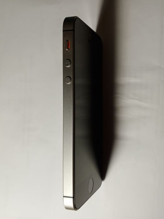 Продам iPhone SE 2016