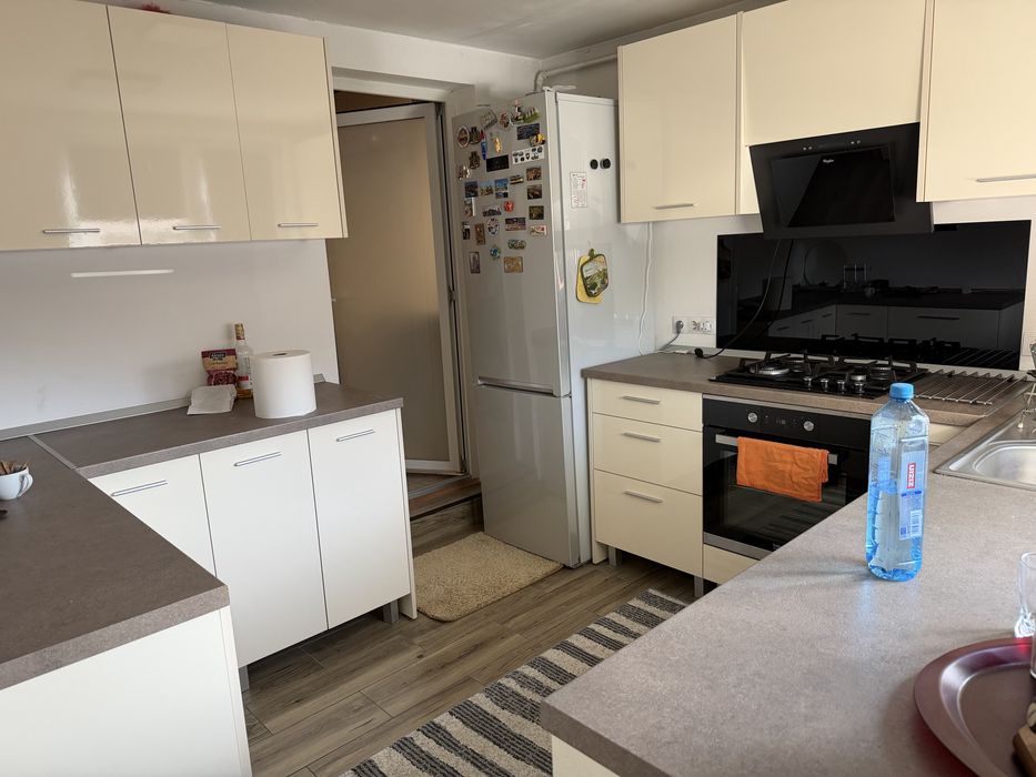 Inchiriez apartament 4 camere zona centrala ! Dispune de centrala proprie 2 locuri de parcare boxa foarte mare. Este situat la parter.