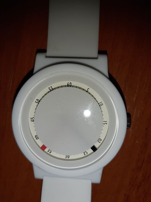 Чисто нов часовник с оригинален циферблат