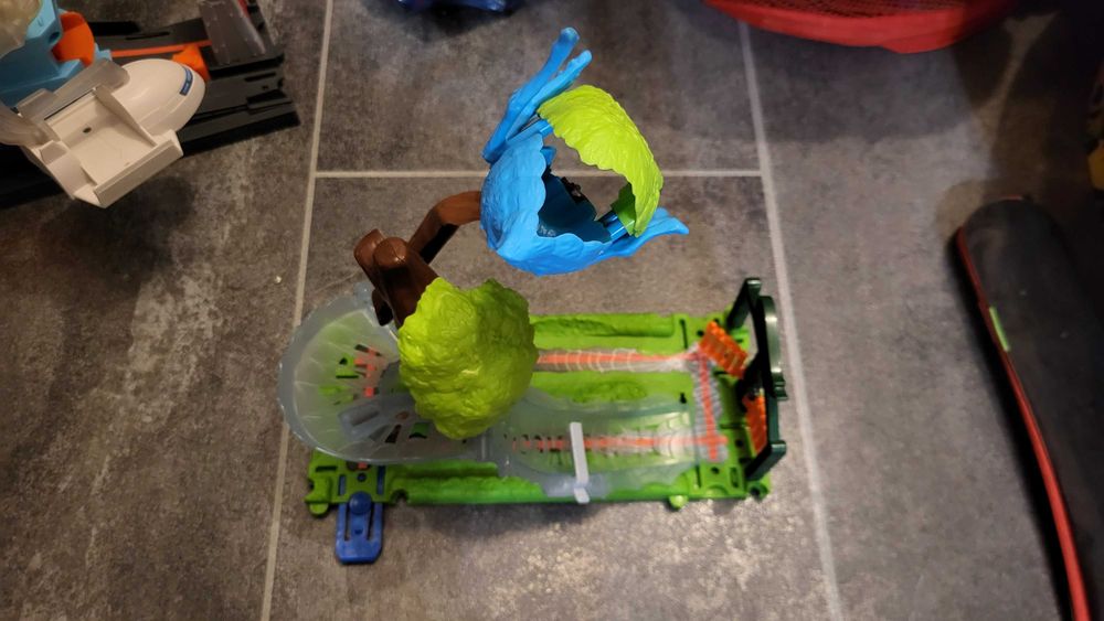 HotWheels гараж за колички и писти