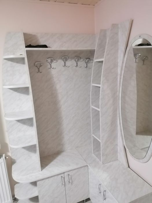 Vând cuier cu rafturi, pantofar și oglindă