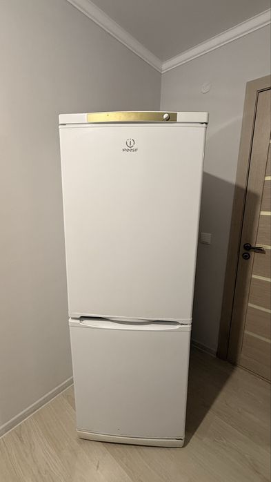 Холодильник Indesit