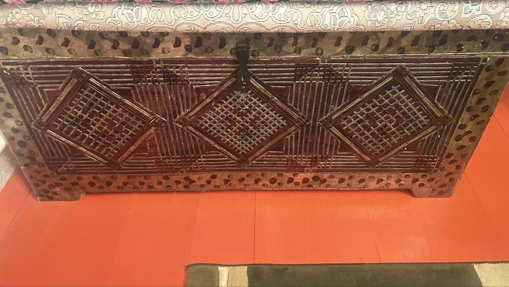 Ескі сандық узормен