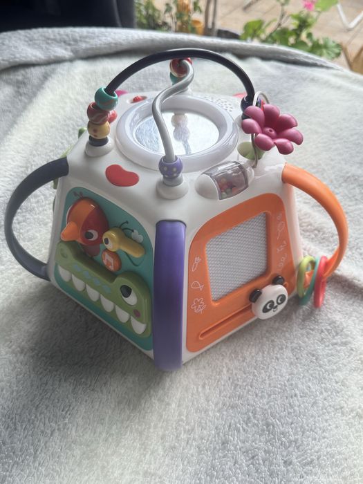 Играчки на марките Little duch и Hola toys