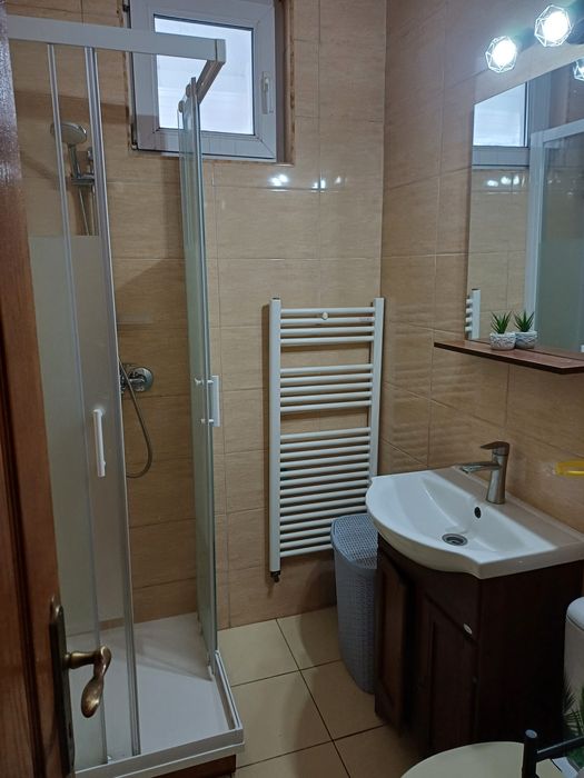 Închiriez casă cu 4 camere în Aroneanu