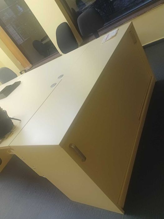 Предлагат се 10 бр. бюра  с контейнери и столове, заедно или поотделно