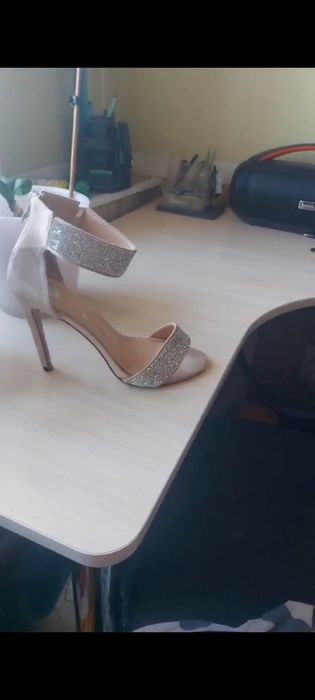 Продаются босоножки