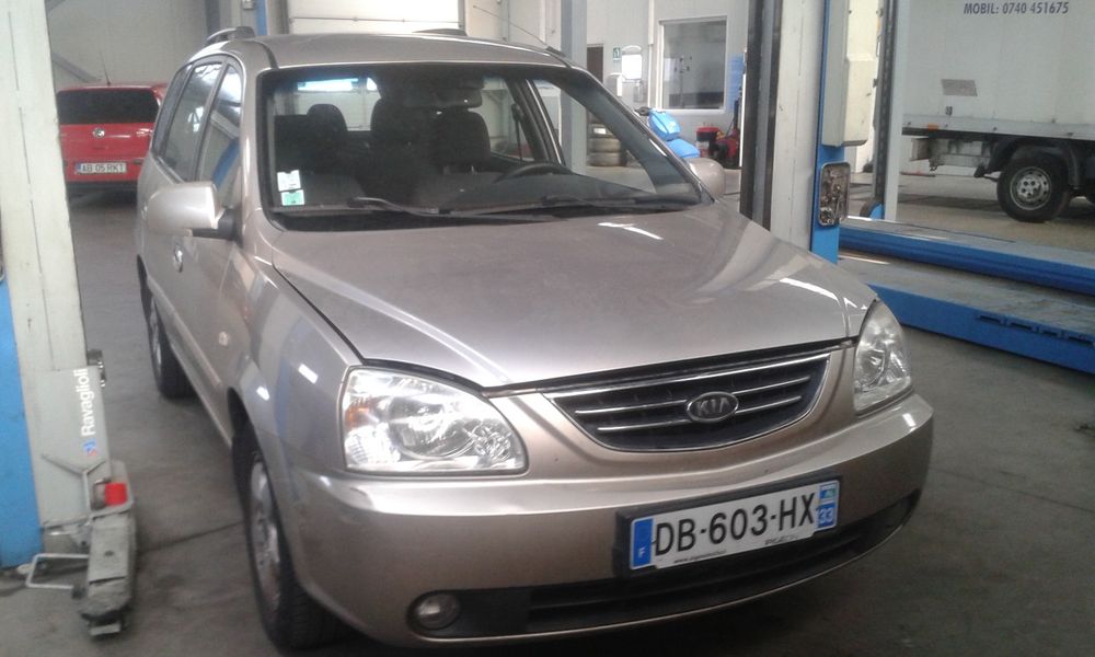 Kia Carens 2 2005 luna 10