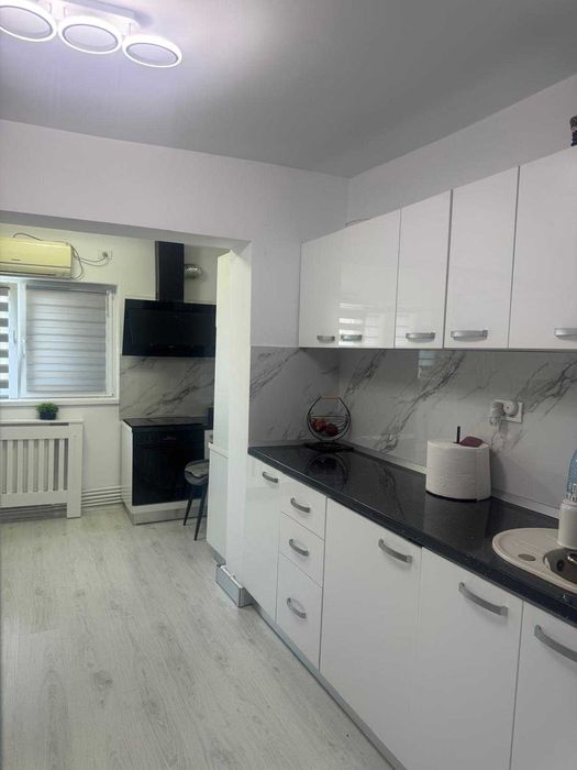 Proprietar, vând apartament cu două camere, decomandat, suprafață 67 mp utili, zona Unirii Nord, bloc C2, la ga magazinul Triton, etaj 7/10,