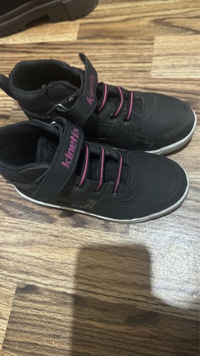 Продаю детские кроссовки для девочки