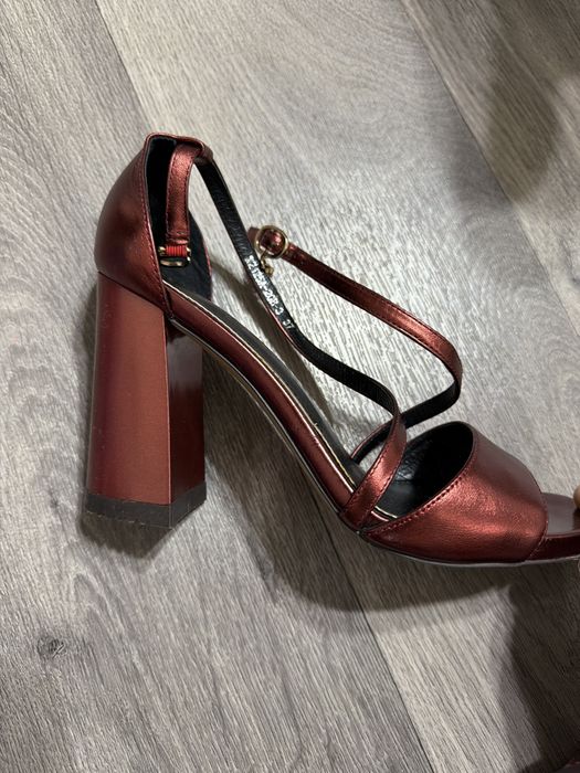 Босоножки на каблуке