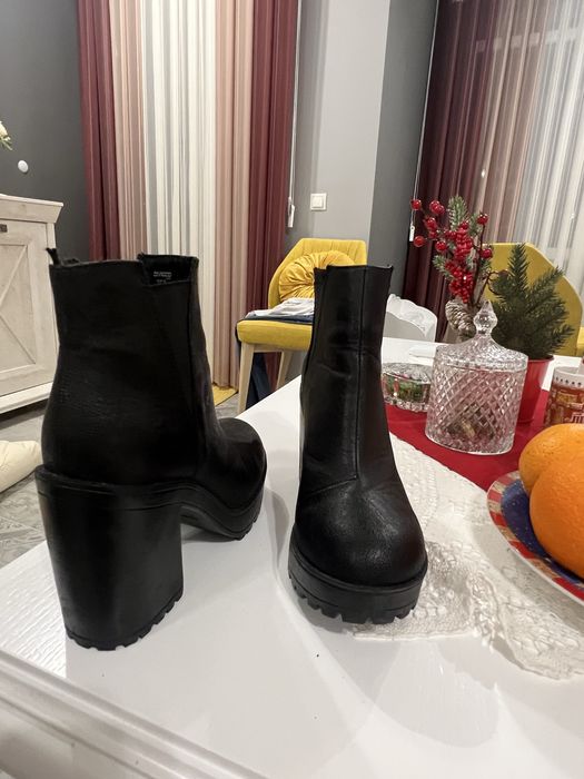 Високи черни боти