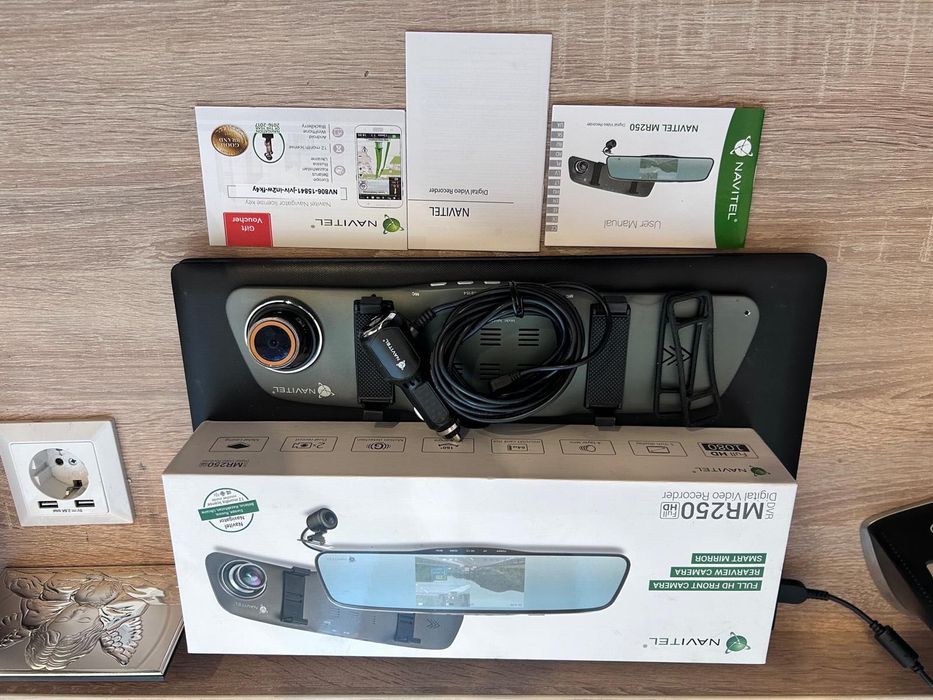 Camera Auto DVR Navitel MR250, fixare pe oglinda retrovizoare