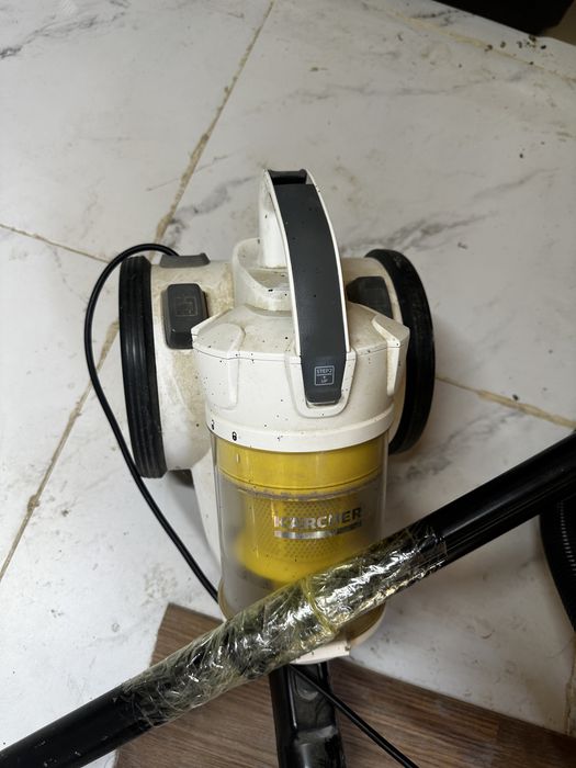 Пылесос Karcher в рабочем состоянии.