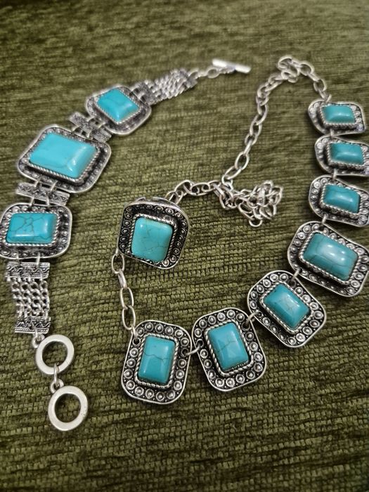 Комплект колье, браслет и кольцо.