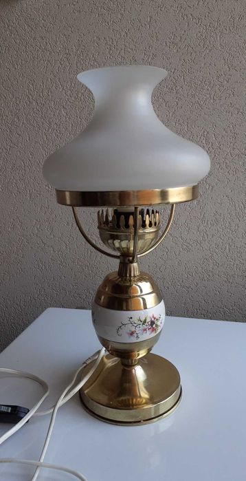 Настолна лампа с височина 42 см.