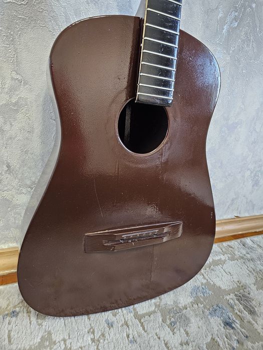 Винтажная акустическая гитара СССР как декор на стену