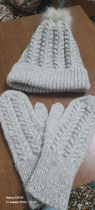 Вязаная шапочка с варежками.