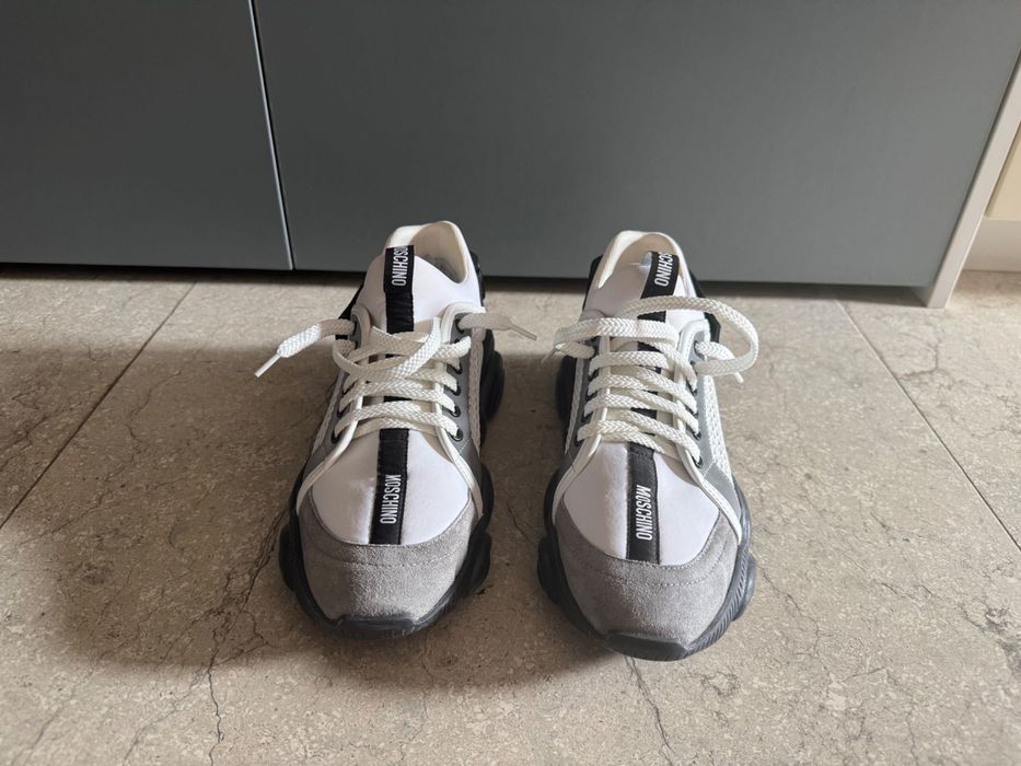 Vand pantofi sport Moschino.