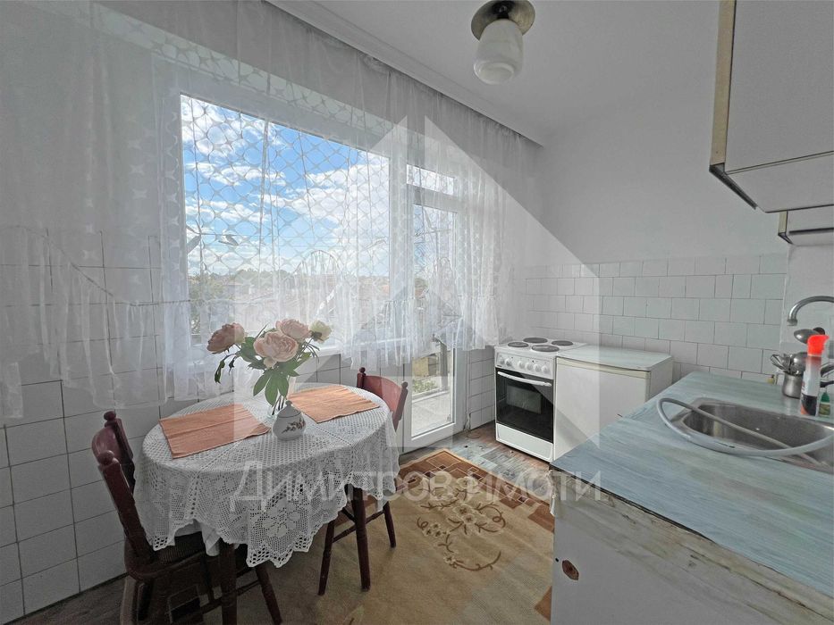 Продава се 65 кв.м. двустаен запазен апартамент ЦЕНТЪР гр. Нови пазар