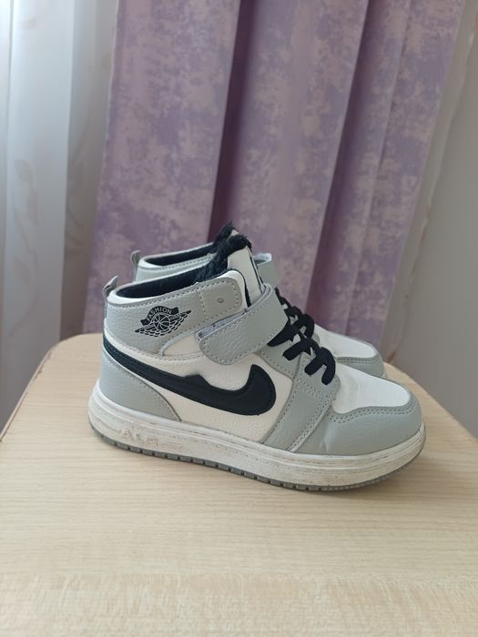 Кроссовки для девочки