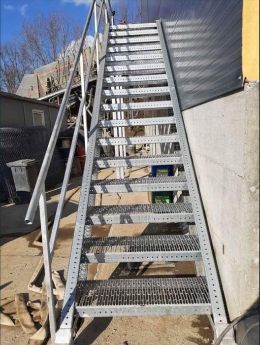 scări metalice de incendiu