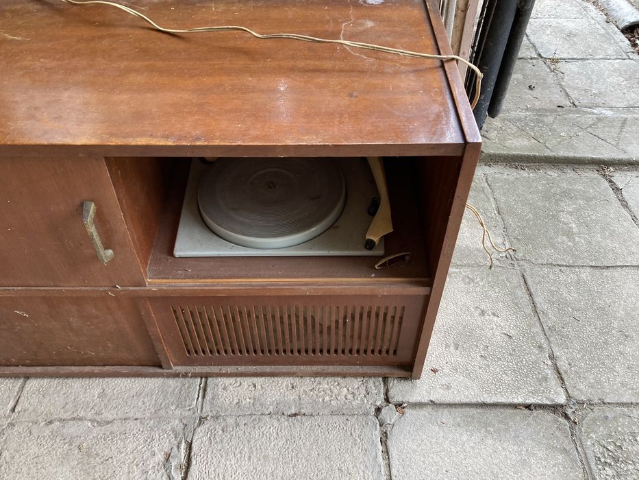 Продавам ретро радио грамофонен шкаф