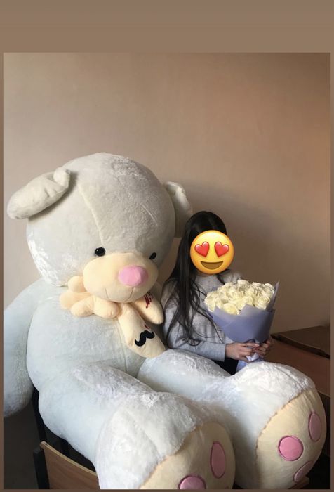 Белая плюшевая мишка