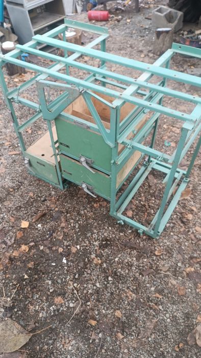 Стол для инструмента.