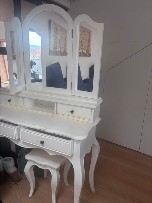 Masa de machiaj cu oglinda