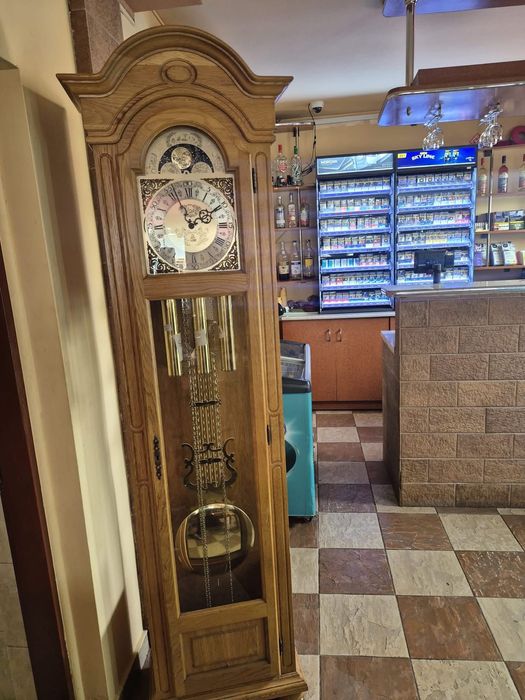 Vand ceas mecanic de perete si podea