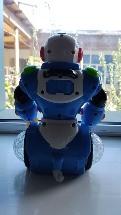 Робот уйинчоқ айланиб ўйнайди хам юради