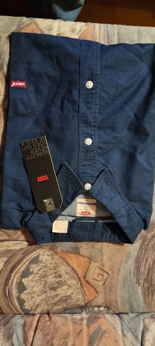 Vând tricouri și cămăși de firma