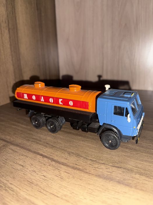 Коллекционная можель Камаз(Молоковоз)