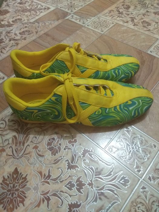 Женские кроссовки