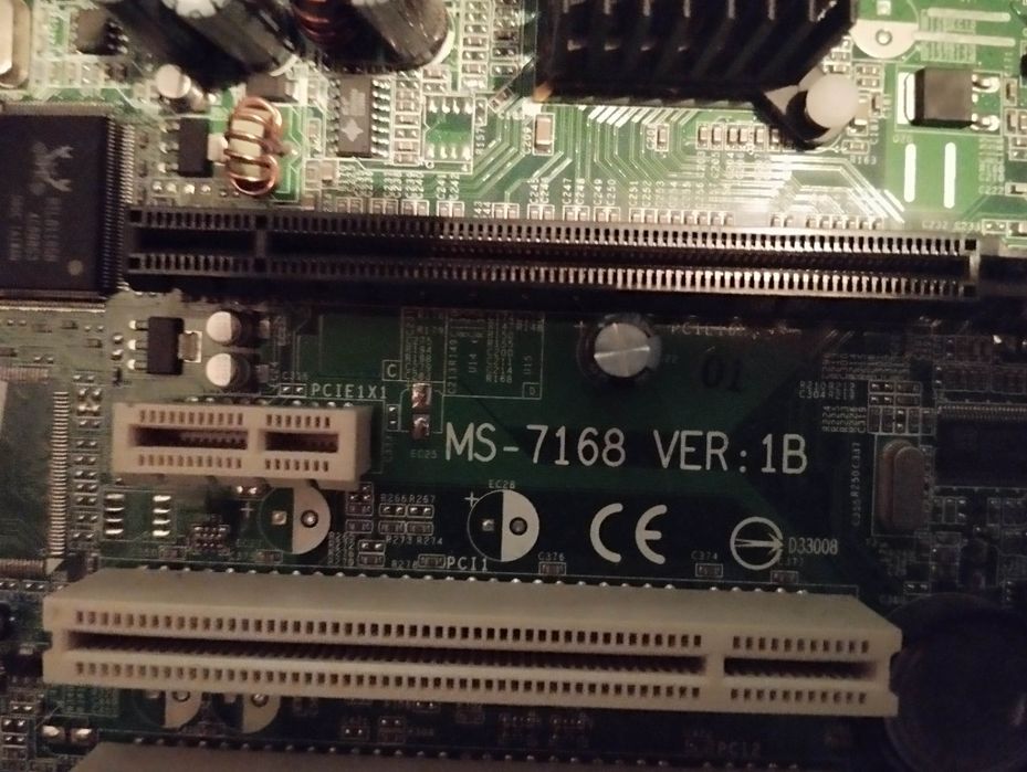 Дънна платка с процесор и 1 GB RAM