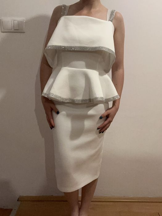 Rochie albă elegantă, cu croială feminină