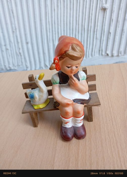 Керамична фигурка на момиче с патица