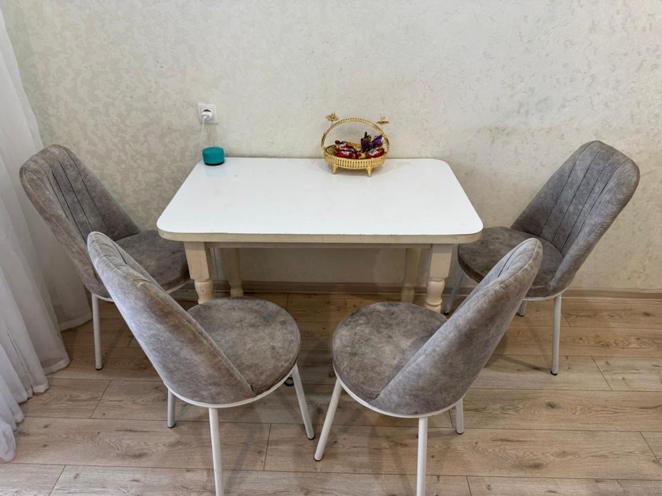 Продам стулья и кухонный стол