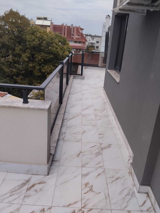 Частно лице отдава нов 3 стаен просторен апартамент 100 м2.