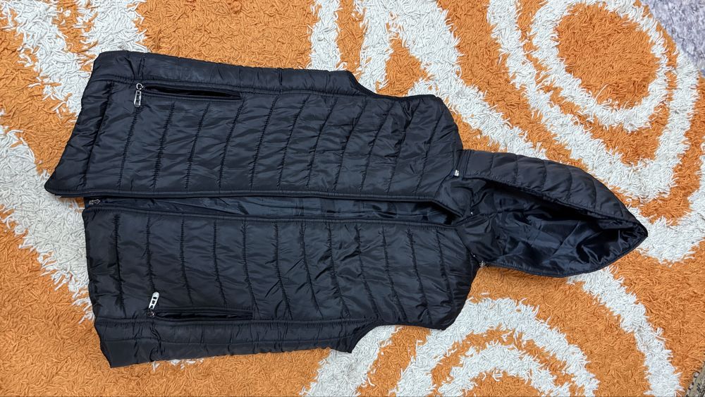 Простая жилетка черная